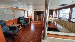 motor yacht cruise